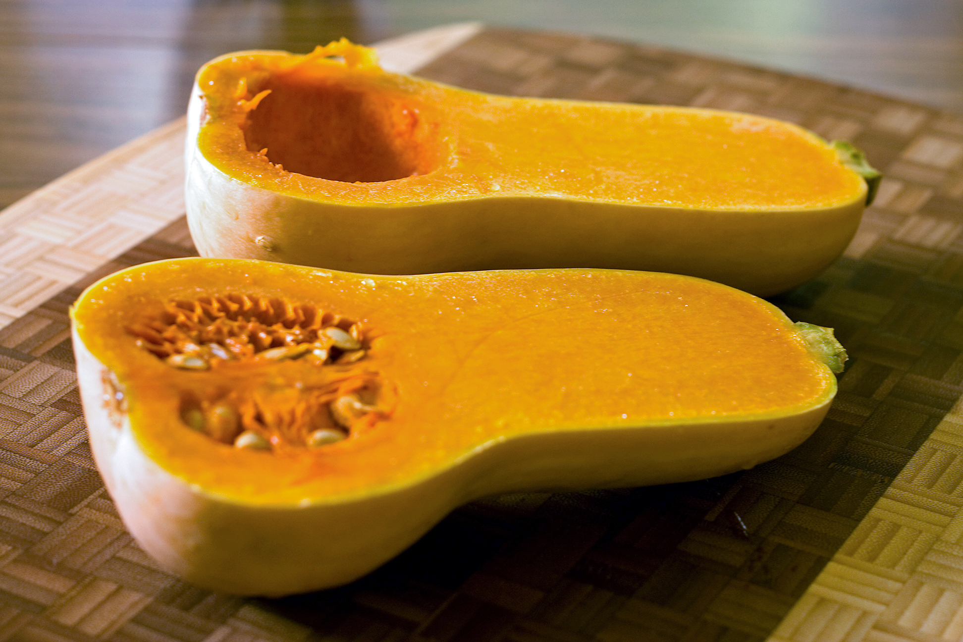 Butternut_squash_seed_cavity_and_seeds.jpg